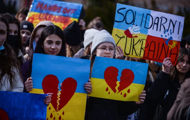 "Не верьте провокациям". В сети запускают фейки о поведении украинцев за границей