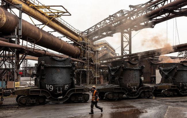 РФ нищить українські заводи та заробляє на ЄС: сталеві санкції досі не працюють?