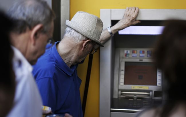 Мошенники "разводят" украинцев на десятки тысяч прямо у банкоматов: как работает схема
