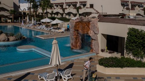 Разбавленное вино и замороженные продукты: чем на самом деле кормят в All inclusive в отелях Египта