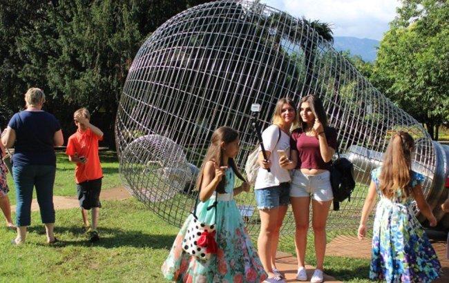 В Ялте установили памятник энергоблокаде Крыма