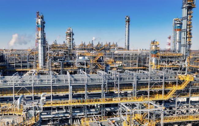 В России горит большой газохимический комплекс (видео)