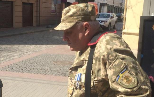 Украинцев предупредили об аферисте, который наряжается в ветерана АТО (фото)