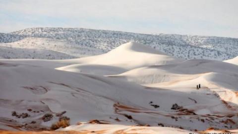 У пустелі Сахара випав сніг (фото)