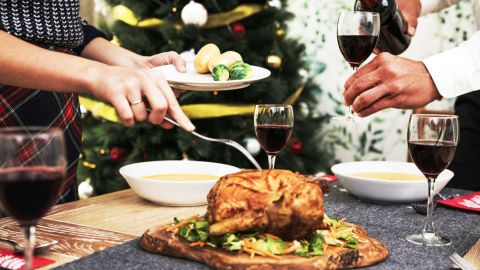 Как сделать новогодний стол вкусным и полезным: советы от судьи МастерШеф