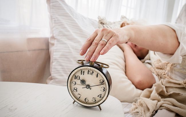 Переход на летнее время 2026: почему часы в Украине переводят именно в 03:00 и что изменится