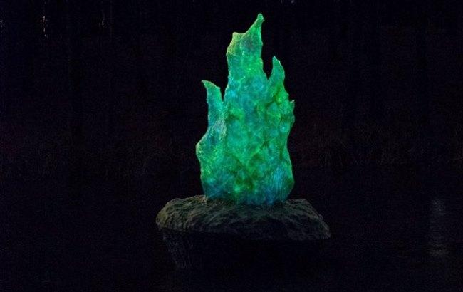 У Києві посеред озера встановили незвичайну скульптуру, яка світиться