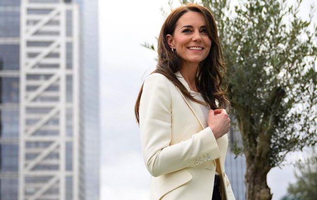 Кейт Миддлтон с желто-голубыми лентами на сердце проведала украинских детей в Британии