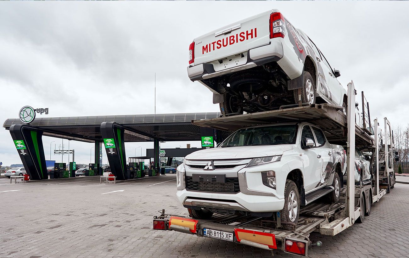 Сеть АЗК UPG передала ВСУ очередную партию новых пикапов и трал для ...