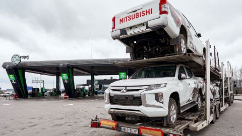 Мережа АЗК UPG передала ЗСУ чергову партію нових пікапів та трал для перевезення техніки