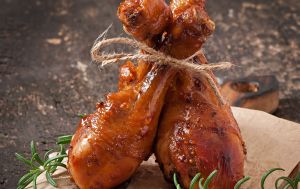 Смачніше за шашлик: такі карамельні гомілки барбекю просто тануть у роті