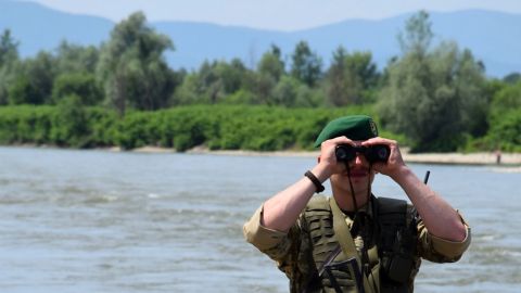 Бросил в горах. Организатору схемы по выезду украинцев за границу грозит до 9 лет тюрьмы