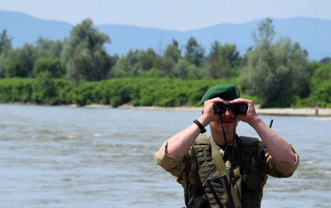 Кинув у горах. Організатору схеми з виїзду українців за кордон загрожує до 9 років в'язниці