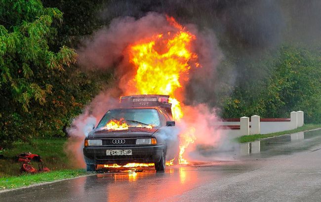 В окупованому Херсоні вибухнула автівка, в ній міг бути колаборант (відео)