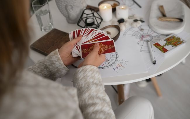 Таро-гороскоп на 17 декабря: какие знаки переживут судьбоносные трансформации