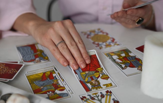 Таро-гороскоп на 3 січня: цим знакам Зодіаку випаде унікальний шанс