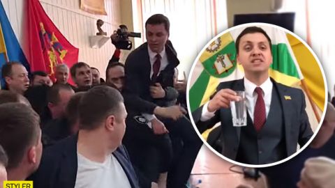 Прыгал по столам и обливался водой: "слуга народа" отжег в Мелитополе (видео)