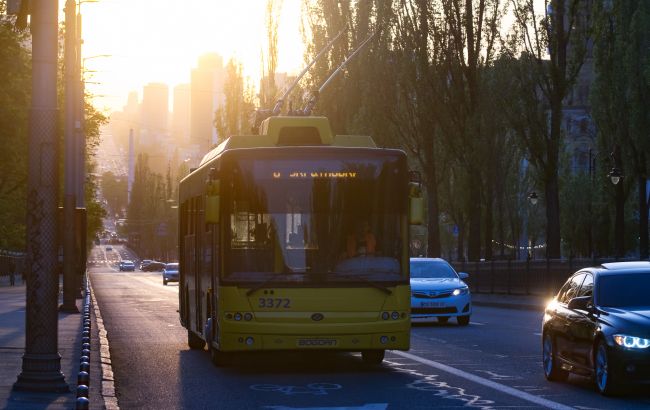 На лівому березі Києва перебої зі світлом: призупинено рух електротранспорту