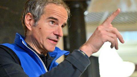 Глава МАГАТЭ съездил на Запорожскую АЭС и осмотрел сгоревшую градирню (фото)