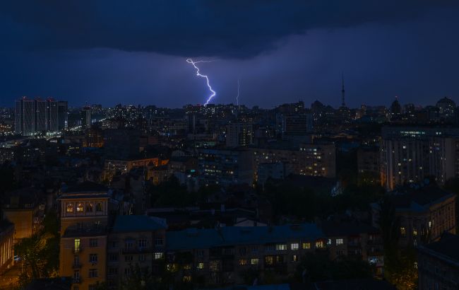 Київ накрила негода, небо має апокаліптичний вигляд (фото)