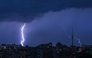 Київ штормитиме всю ніч, синоптики попереджають про град і шквали