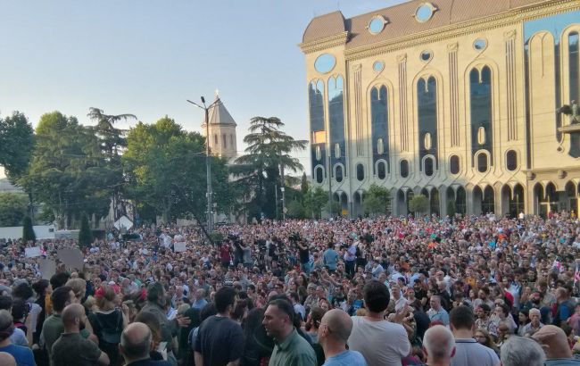 У Грузії поновилися протести біля будівлі парламенту