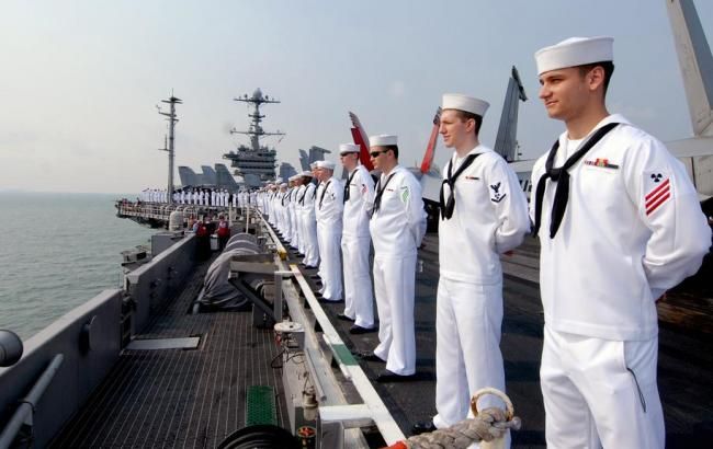 ВМС США евакуюють моряків з ураженого коронавірусом авіаносця