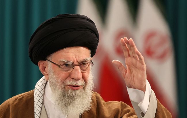 Верховний лідер Ірану Хаменеї живий: у ЗМІ розповіли де він перебуває