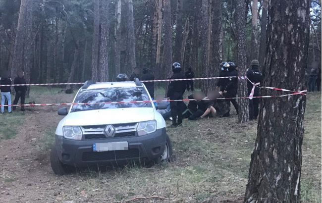 У Харківській області група молодиків порізала колеса та обстріляла вікно поліцейського авто