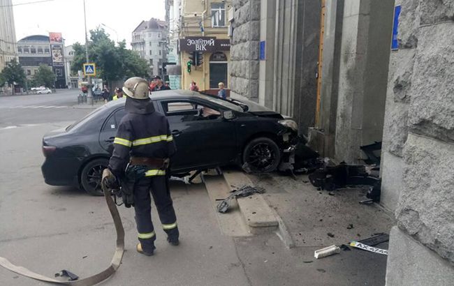 В Харькове автомобиль въехал в здание горсовета