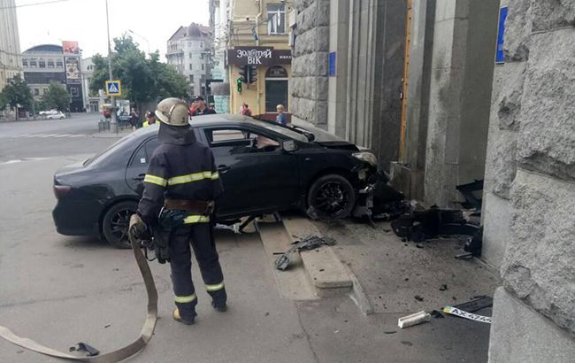 У Харкові автомобіль в'їхав у будівлю міськради