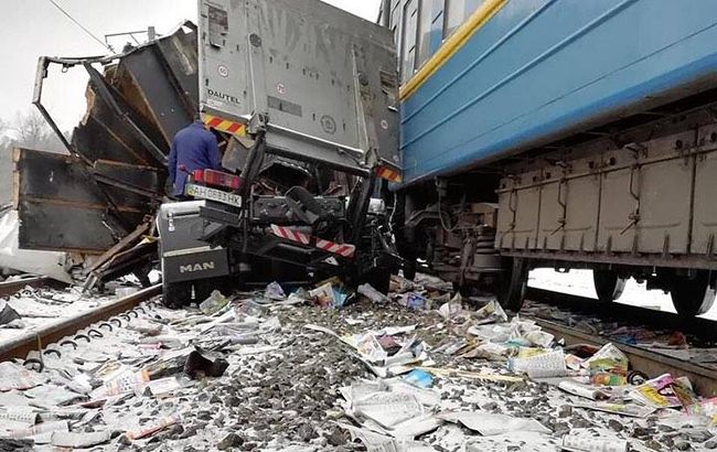 У Харківській області вантажівка зіштовхнулася з потягом