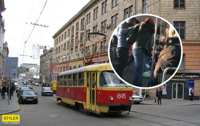 Не хотела выходить: в Харькове мужчина избил женщину в трамвае (видео)