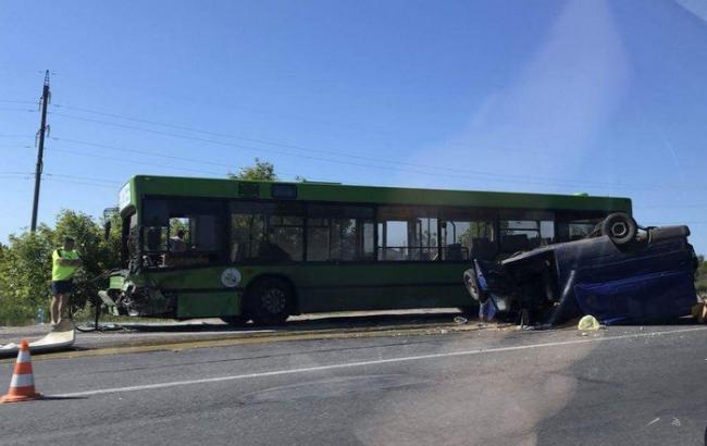 В Харьковской области легковушка столкнулась с автобусом