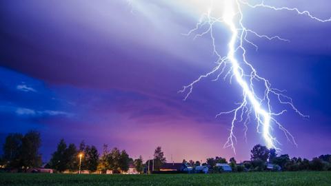 Грози і спека: народний синоптик розповів, яку погоду чекати на Трійцю