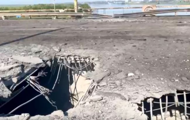 Оккупанты не отремонтировали Антоновский мост: закладывают дыры плитами