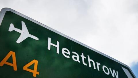 Возле аэропорта в Лондоне произошел масштабный пожар