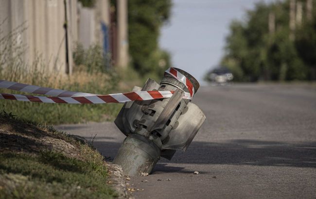 Россияне ударили по жилому сектору поселка в Херсонской области: есть пострадавшая