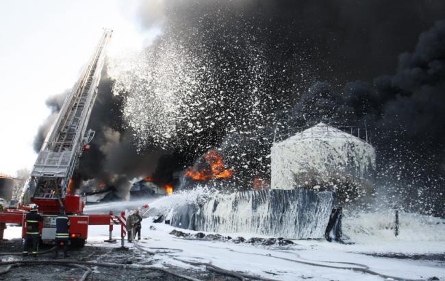 Пожар на нефтебазе под Киевом потушат до конца дня, - КГГА