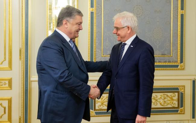 Порошенко обсудил с Чапутовичем восстановление свободы судоходства в Азово-Керченской акватории