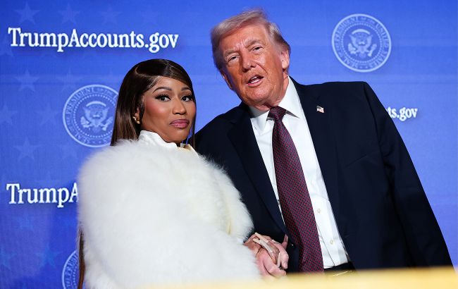 "Фанатка номер один". Известная рэперша поддержала Трампа и показала его "золотую карту"