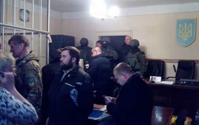 Парасюк устроил драку с полицией в суде по делу о конфликте на "Драгобрате"