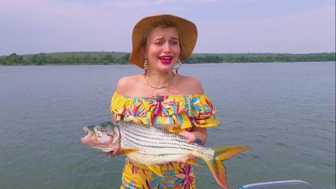 Там такие зубы! Популярная ведущая похвасталась жутким уловом (фото)