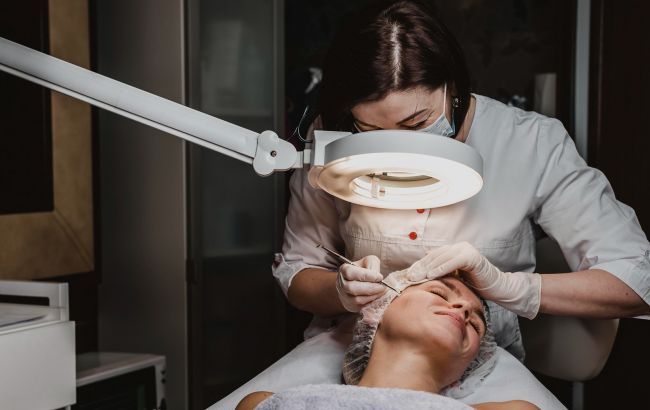 "Подколоть губки и межбровку". Украинцам объяснили, нужно ли требовать лицензию у косметологов