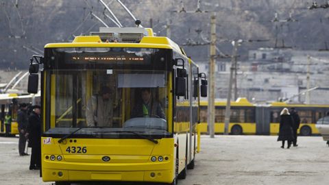 Из-за ветра в Киеве задерживаются трамваи и троллейбусы