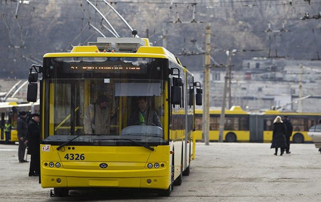 Из-за ветра в Киеве задерживаются трамваи и троллейбусы