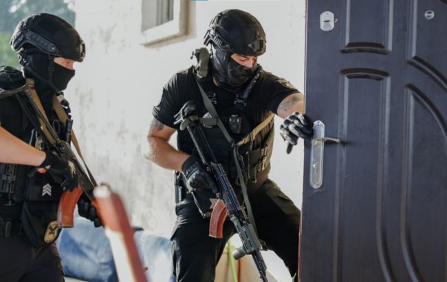 Под видом дальнобойщиков и туристов: полиция разоблачила организаторов схемы для уклонистов