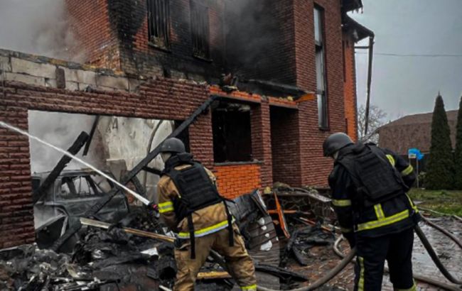 Из-за обстрела Киевщины разрушения фиксируют в 33 локациях, есть погибший: фото последствий