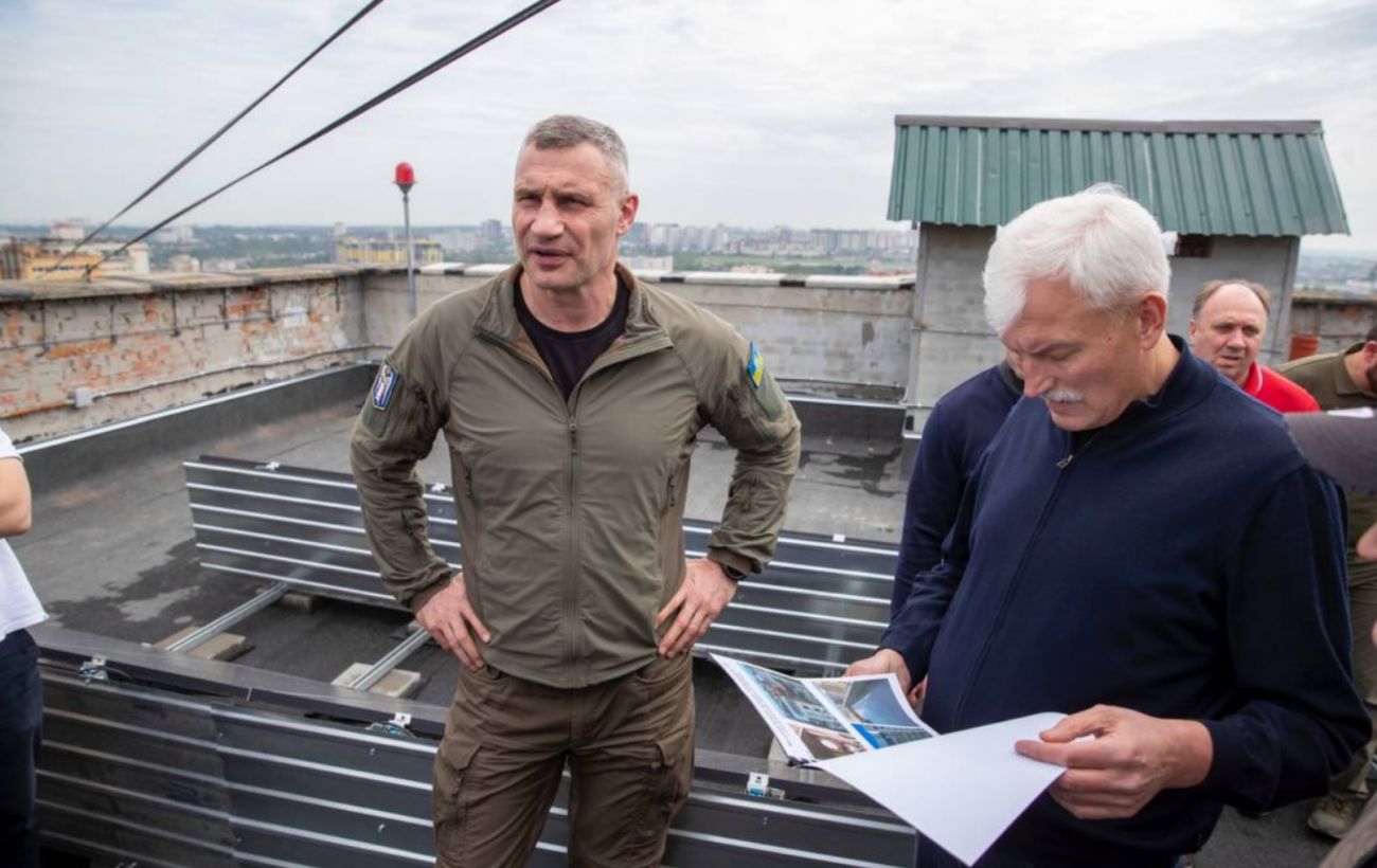 View of Kyiv upgrades shelled apartment building to energy independence | News ...
