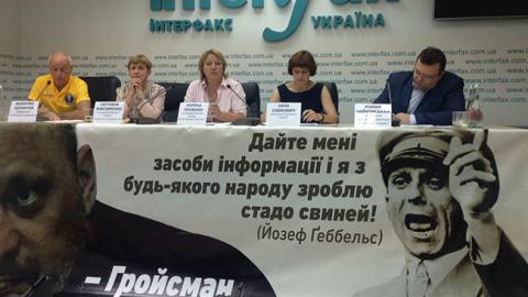 Аласанія має піти у відставку через цензуру та корупцію, - журналісти